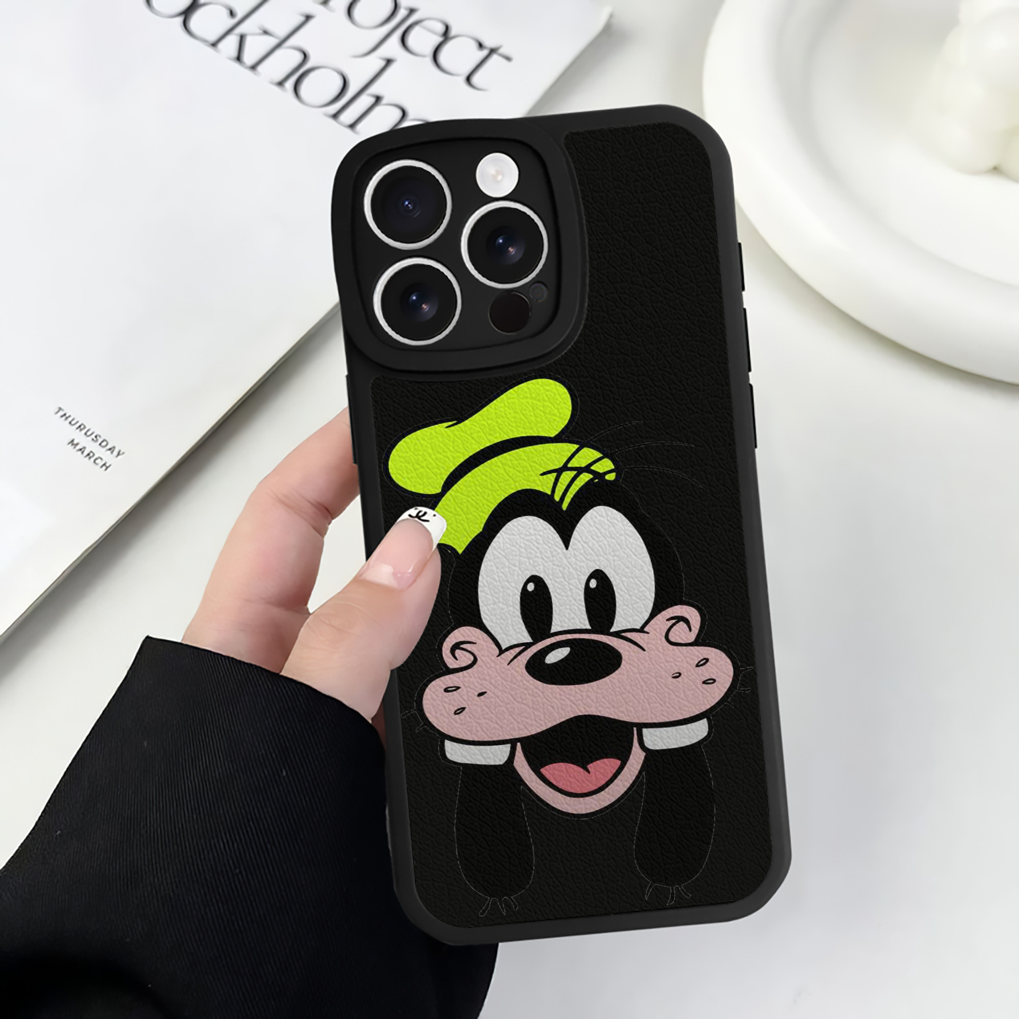 （画像用） ミッキーマウス Mickey Mouse 【iPhone 16シリーズ対応】シリコンスマホケース（レザー調） 材質：シリコン